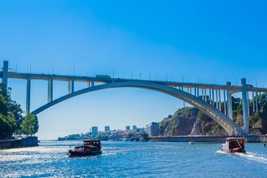 Ponte da Arrabida, Douro Nehri üzerinden Atlantik 'e giden son köprü.