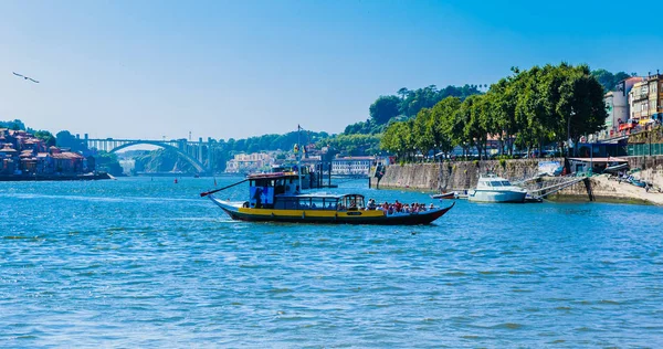 Boot in de rivier 'douro met uitzicht op Porto, Portugal. — Stockfoto