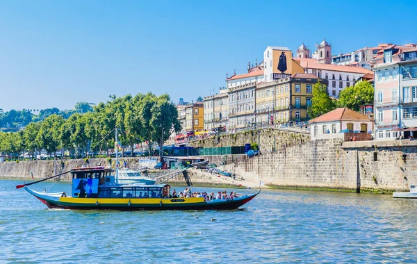 Boot in de rivier 'douro met uitzicht op Porto, Portugal. — Stockfoto