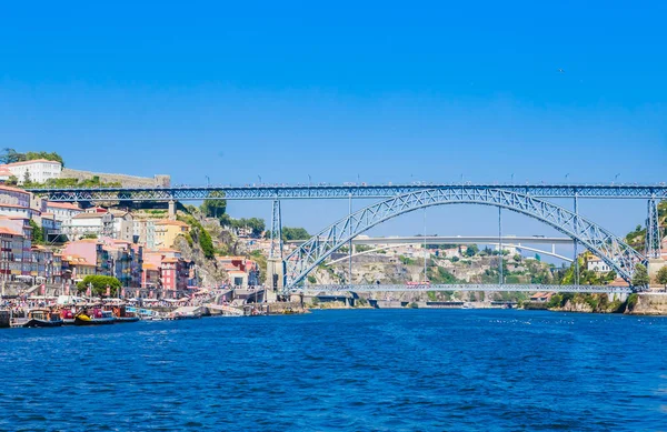 Slavný ocelový most dom Luis nad spojuje staré město Porto s — Stock fotografie