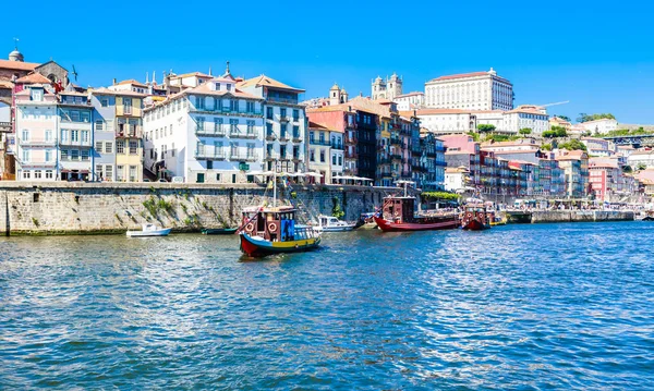 Boten in de rivier 'douro met uitzicht op Porto, Portugal. — Stockfoto