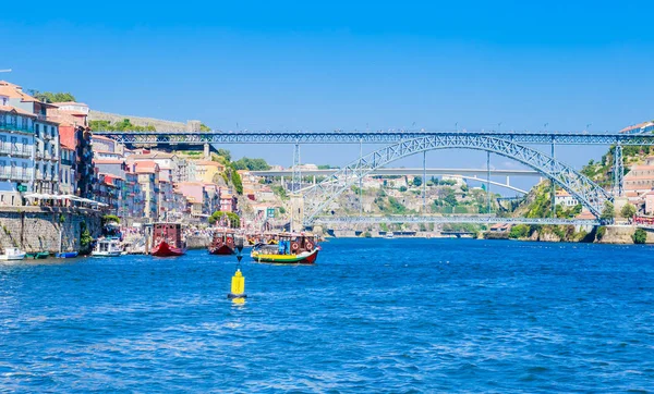 Beroemde stalen brug dom Luis boven verbindt oude stad Porto met — Stockfoto