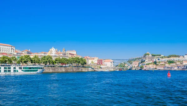 Bekijk gebouwen in de wijk Ribeira en Bisschoppelijk Paleis in Porto — Stockfoto