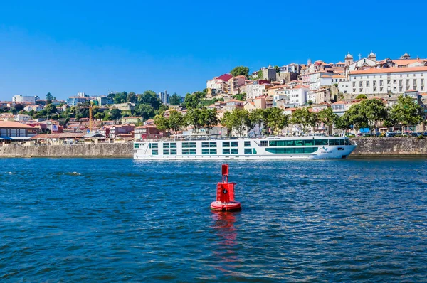 Loď v řece Ödouro s výhledem na Porto, Portugalsko. — Stock fotografie