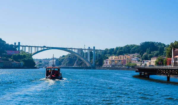 Ponte da Arrabida, utolsó híd a Douro folyó felett Atlanti-óceán felé — Stock Fotó