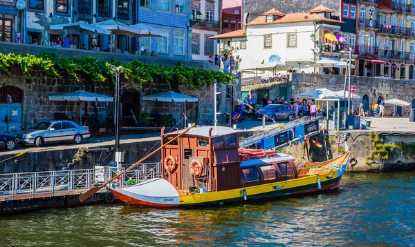 Csónak a folyó douro kilátással Porto, Portugália. — Stock Fotó