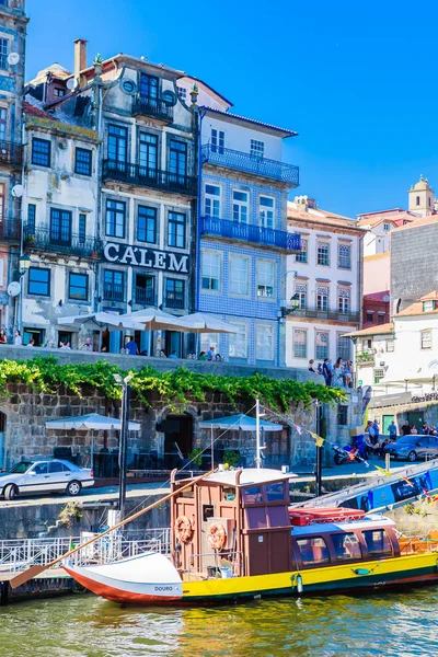 Boot in de rivier de Douro met uitzicht op Porto, Portugal. — Stockfoto