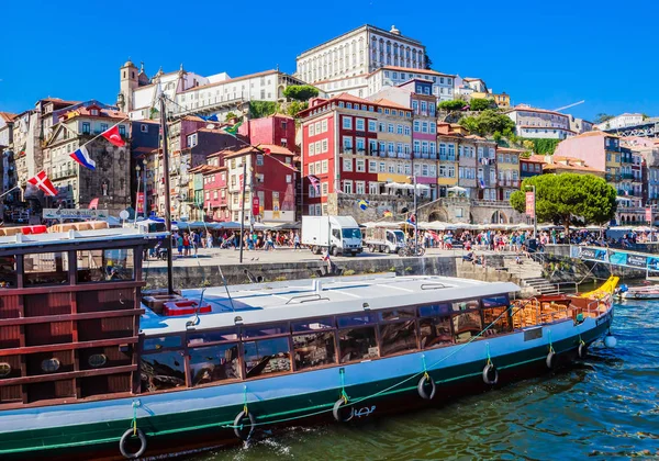 Loď v řece Douro s výhledem na Porto, Portugalsko. — Stock fotografie