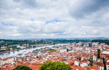 Coimbra 'nın çatıları üzerinde Mondego Nehri, Liman