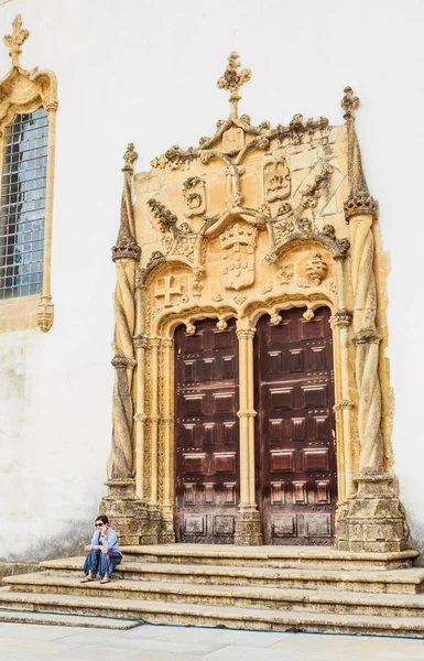 Drzwi kaplicy św Michała na Uniwersytecie w Coimbrze w Portugalii — Zdjęcie stockowe