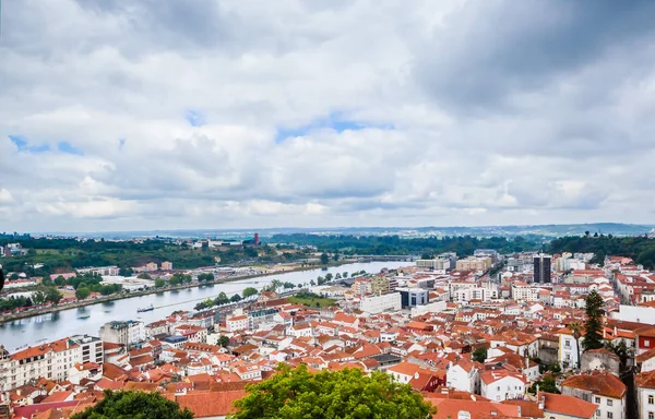 Paisaje urbano sobre los tejados de Coimbra con el río Mondego, Puerto —  Fotos de Stock