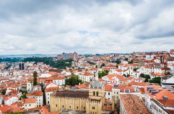 Paisaje urbano sobre los tejados de Coimbra con la Catedral Vieja de Co —  Fotos de Stock