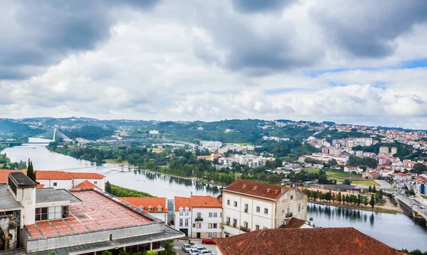 Coimbra 'nın çatıları üzerinde Mondego Nehri, Liman — Stok fotoğraf