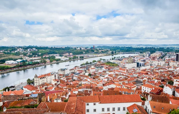 Paisaje urbano sobre los tejados de Coimbra con el río Mondego, Puerto —  Fotos de Stock
