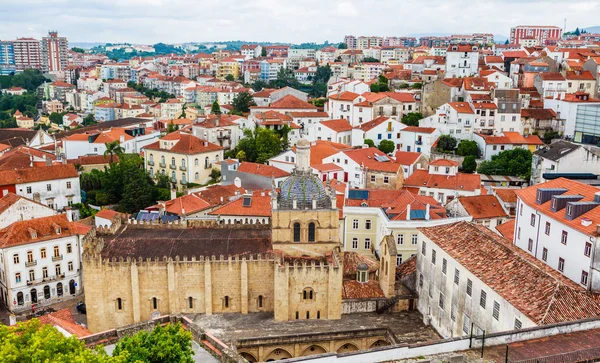 Coimbra 'nın çatıları üzerinde eski Katedral ile birlikte şehir manzarası — Stok fotoğraf