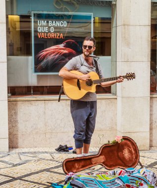 Portekiz, Coimbra caddesinde gitar çalan bir adam.