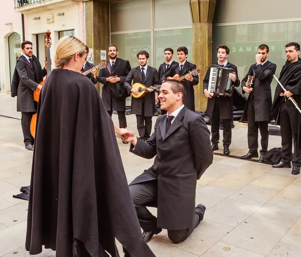 Gruppo di studenti che suonano musica e giocano con i turisti in o — Foto Stock