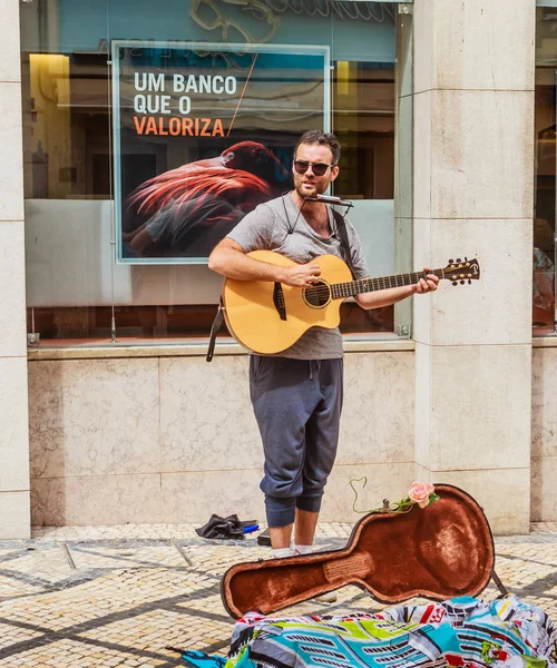 Man busker suonare la chitarra per la strada di Coimbra, Portogallo — Foto Stock