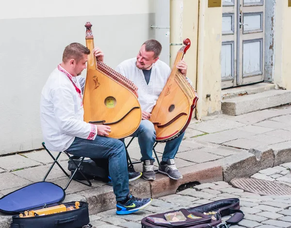 Twee Oekraïense Bandura spelers treden op in de Old Town Place. — Stockfoto