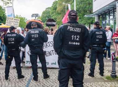 Kiel, Almanya. 13 Temmuz 2019. Gösteriye katılanlar