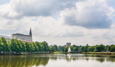 Kleiner Kiel Gölü 'ne bakan belediye binasında, Kiel.,