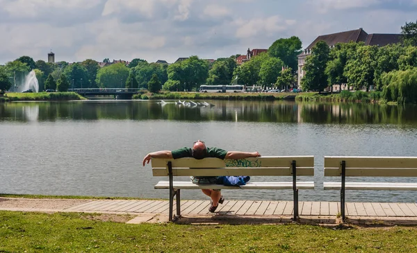 A man is resting in a park.Kleiner Kiel lake,  Kiel, Schleswig-H — Stock Photo, Image