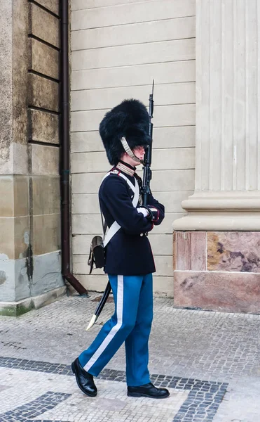 Kraliyet sarayını koruyan üniformalı onur muhafızları — Stok fotoğraf