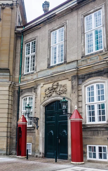 Два дома красногвардейцев в датском городе Копли в дворце Амальенборг — стоковое фото