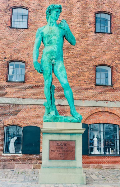 Replica of Michelangelo's statue of David outside The Royal Cast — Stock Photo, Image