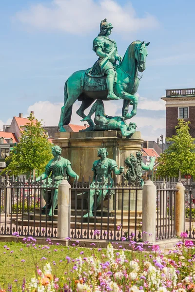 Jeździecki posąg chrześcijanina V w centrum Kongens Nytorv — Zdjęcie stockowe