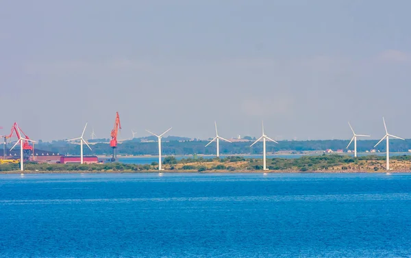 Větrné turbíny na moři v Kodani, Dánsko. Mořská větrná farma — Stock fotografie
