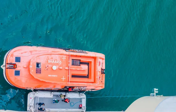 Een tender vervoert passagiers van een cruiseschip naar Olden pie. — Stockfoto