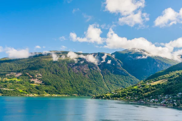 Olden, Noorwegen, typisch zomerpanorama van Noors dorpsland — Stockfoto