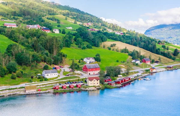 Kis házak Olden, Norway.Olden egy falu és városi terület — Stock Fotó