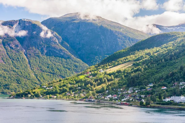 Μικρά σπίτια στο Olden, Norway.Olden είναι ένα χωριό και αστική περιοχή — Φωτογραφία Αρχείου