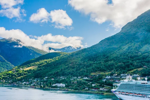 Cruiseschip in het fjord van Olden Noorwegen — Stockfoto