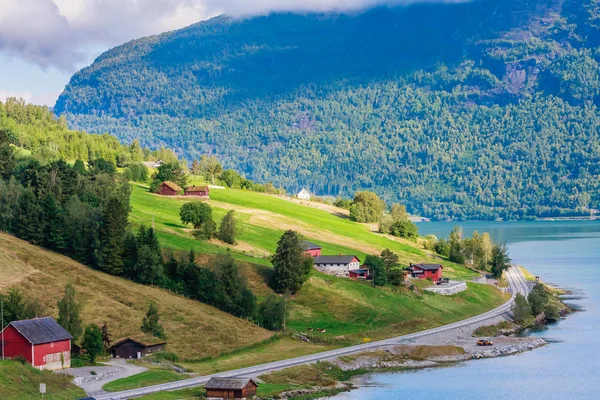 Μικρά σπίτια στο Olden, Norway.Olden είναι ένα χωριό και αστική περιοχή — Φωτογραφία Αρχείου