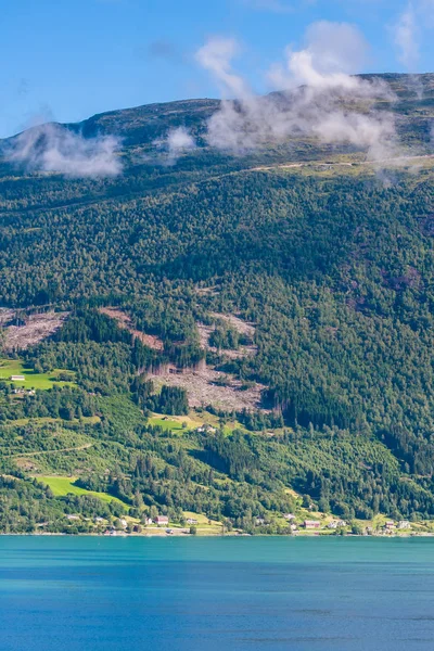 Olden, Noruega, típico panorama de verão da terra da aldeia norueguesa — Fotografia de Stock