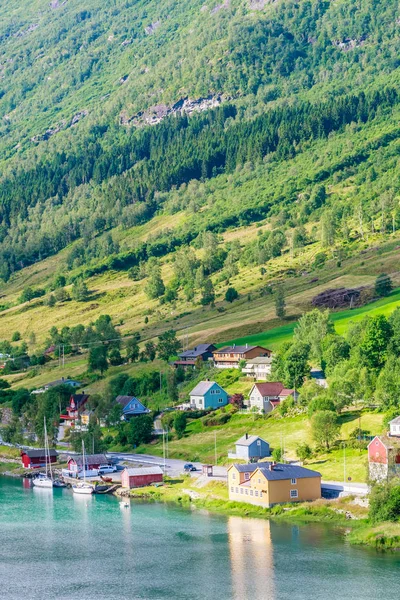 Kis házak Olden, Norway.Olden egy falu és városi terület — Stock Fotó