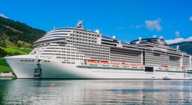 Lüks yolcu gemisi Msc Meraviglia 'nın Olden' e demir attığı yakın plan.