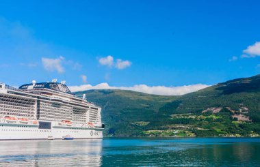 Lüks yolcu gemisi Msc Meraviglia Eski Norveç 'in fiyordunda