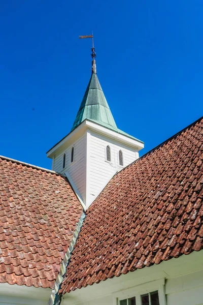 Norvegia, Sogn della contea di Fjordane. Chiesa di legno bianco a Olden — Foto Stock