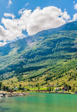 Olden, Norveç 'te küçük evler. Olden bir köy ve kentsel alan.