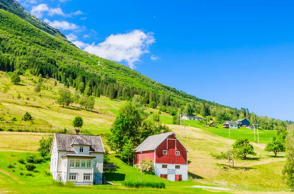 ノルウェーのオールデンに小さな家。オールデンは村と都市部です — ストック写真