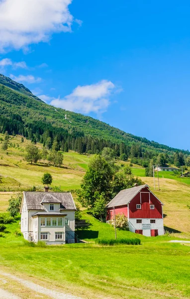 Kleine huisjes in Olden, Noorwegen.Olden is een dorp en stedelijk gebied — Stockfoto