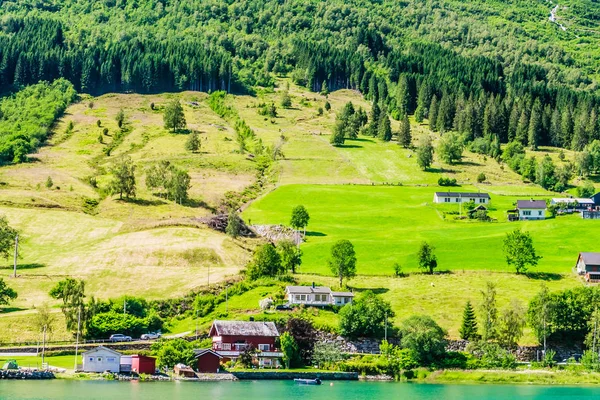 Kleine huisjes in Olden, Noorwegen.Olden is een dorp en stedelijk gebied — Stockfoto