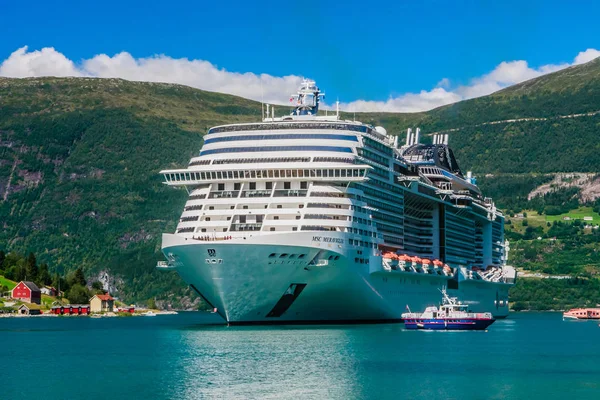 Luxe cruiseschip Msc Meraviglia In The Fjord Of Olden Noorwegen — Stockfoto