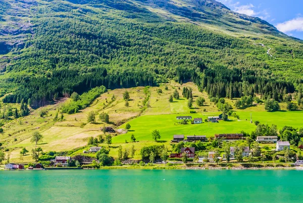 Kleine huisjes in Olden, Noorwegen.Olden is een dorp en stedelijk gebied — Stockfoto