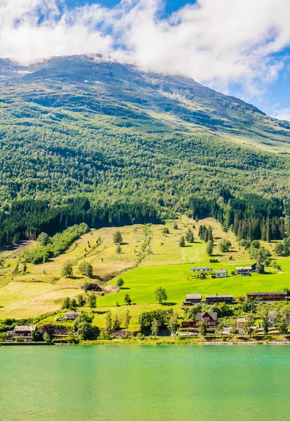 Kis házak Olden, Norway.Olden egy falu és városi terület — Stock Fotó