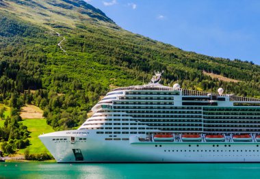Lüks yolcu gemisi Msc Meraviglia Eski Norveç 'in fiyordunda